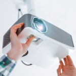 Comment accrocher un vidéoprojecteur au plafond ? – Blog BUT