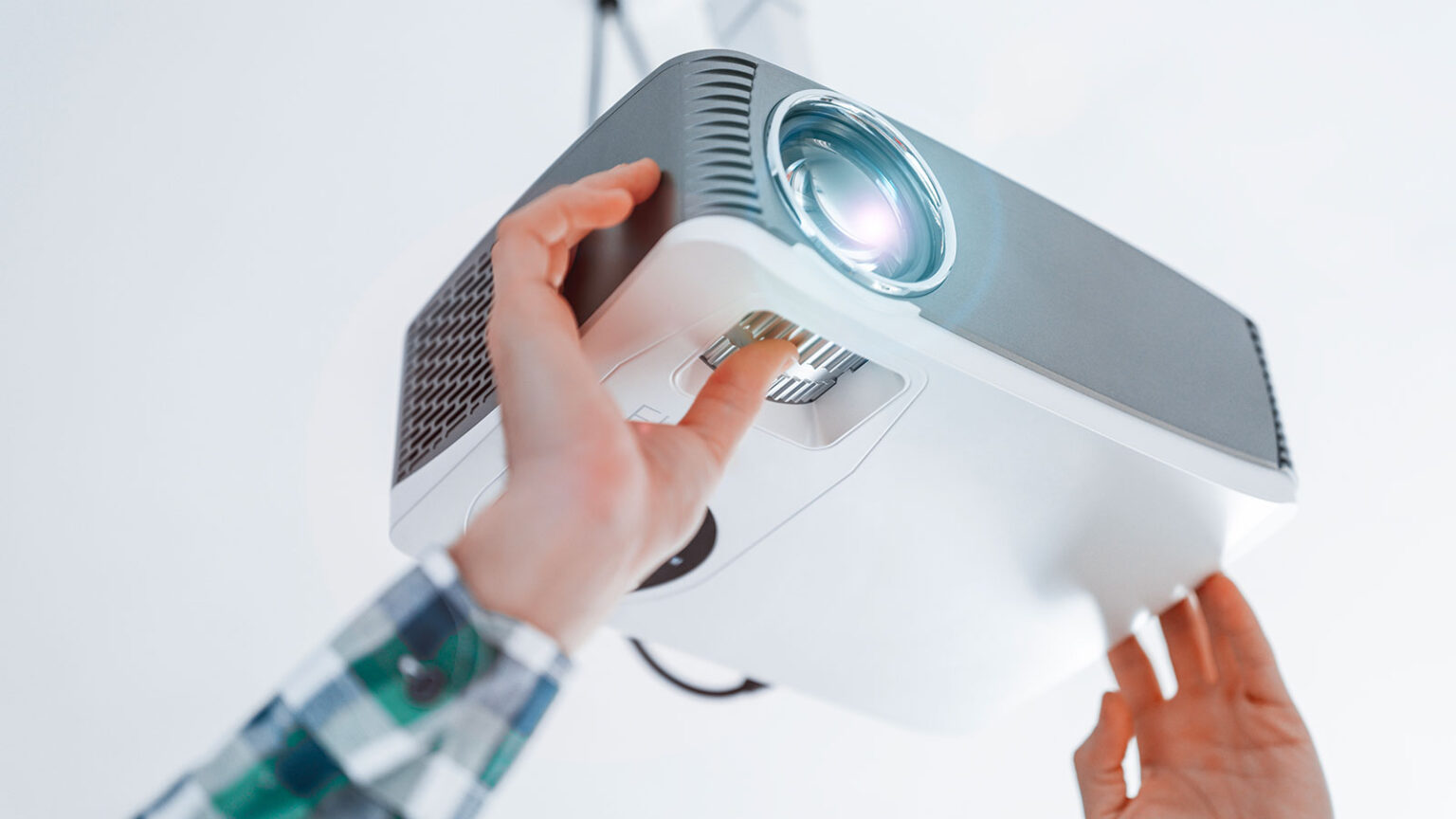 conseils pour accrocher video projecteur plafond