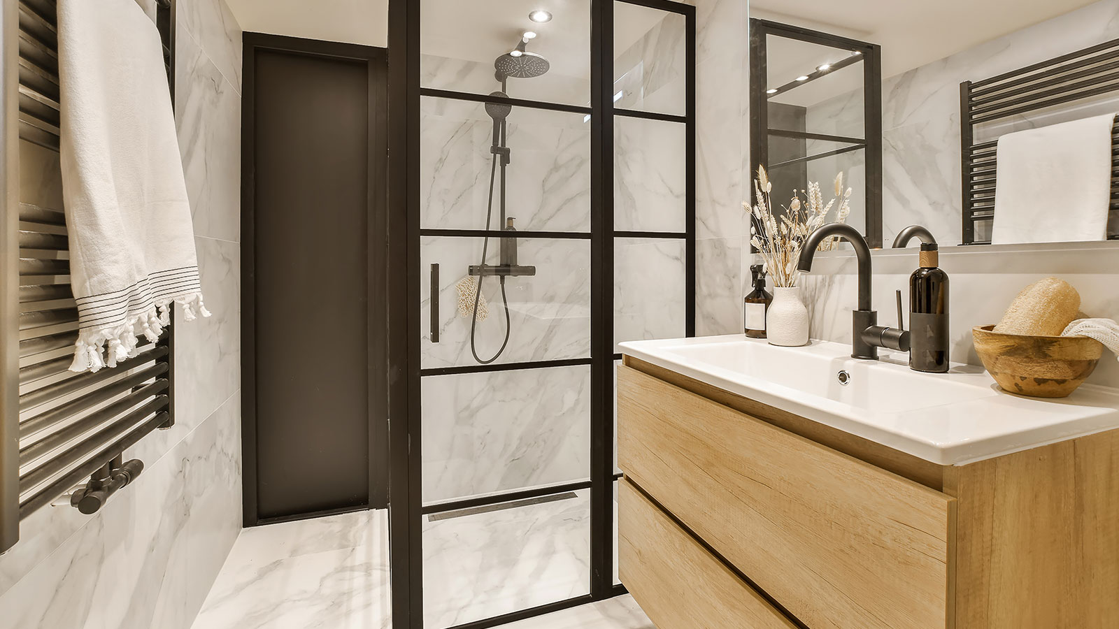 Une salle de bains en marbre et bois – Blog BUT