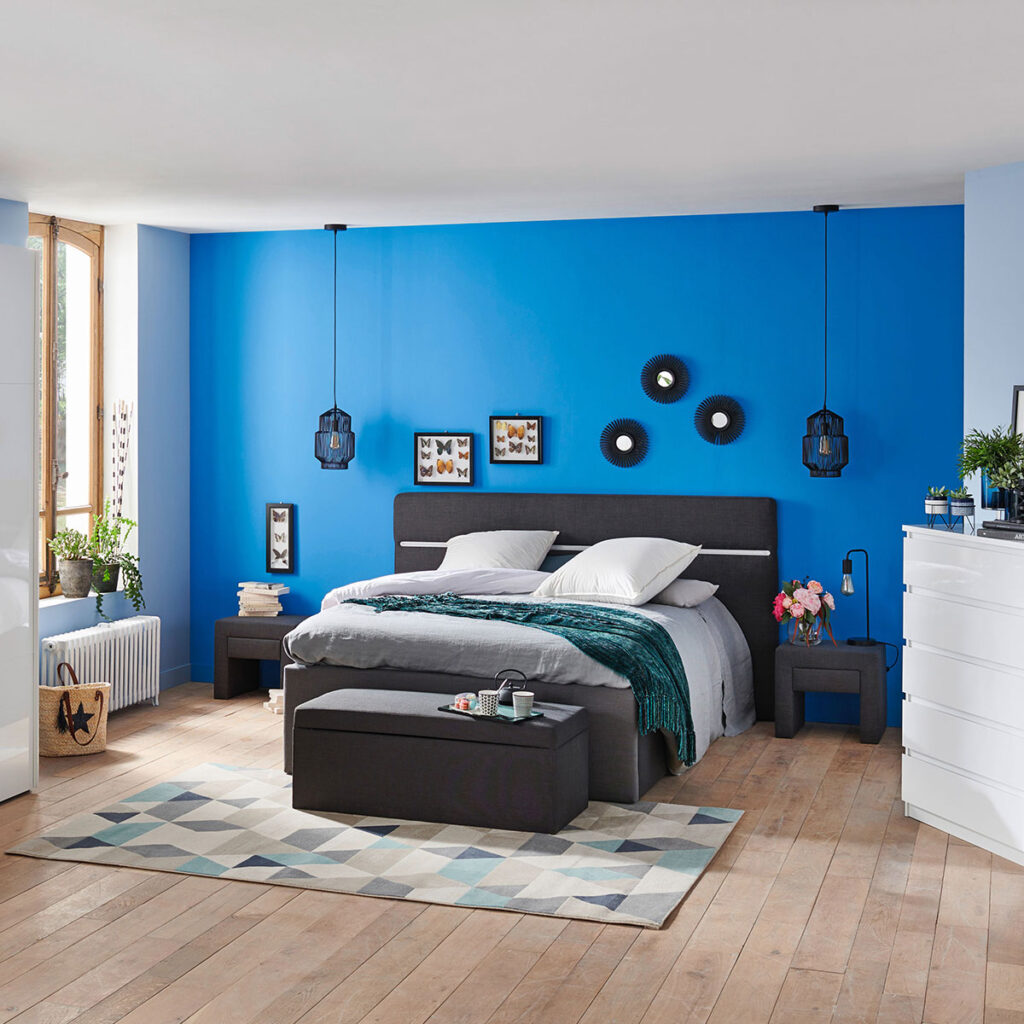 mur bleu meubles noirs chambre