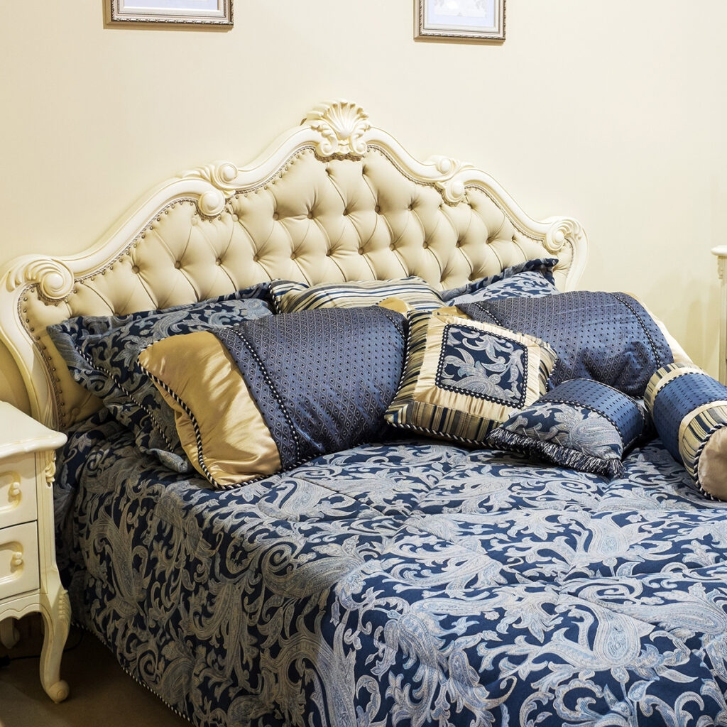 linge de lit bleu nuit dore chambre baroque