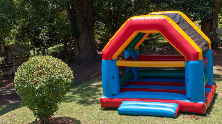 installer chateau gonflable jardin