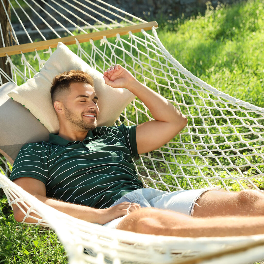 homme dormant hamac coin sieste