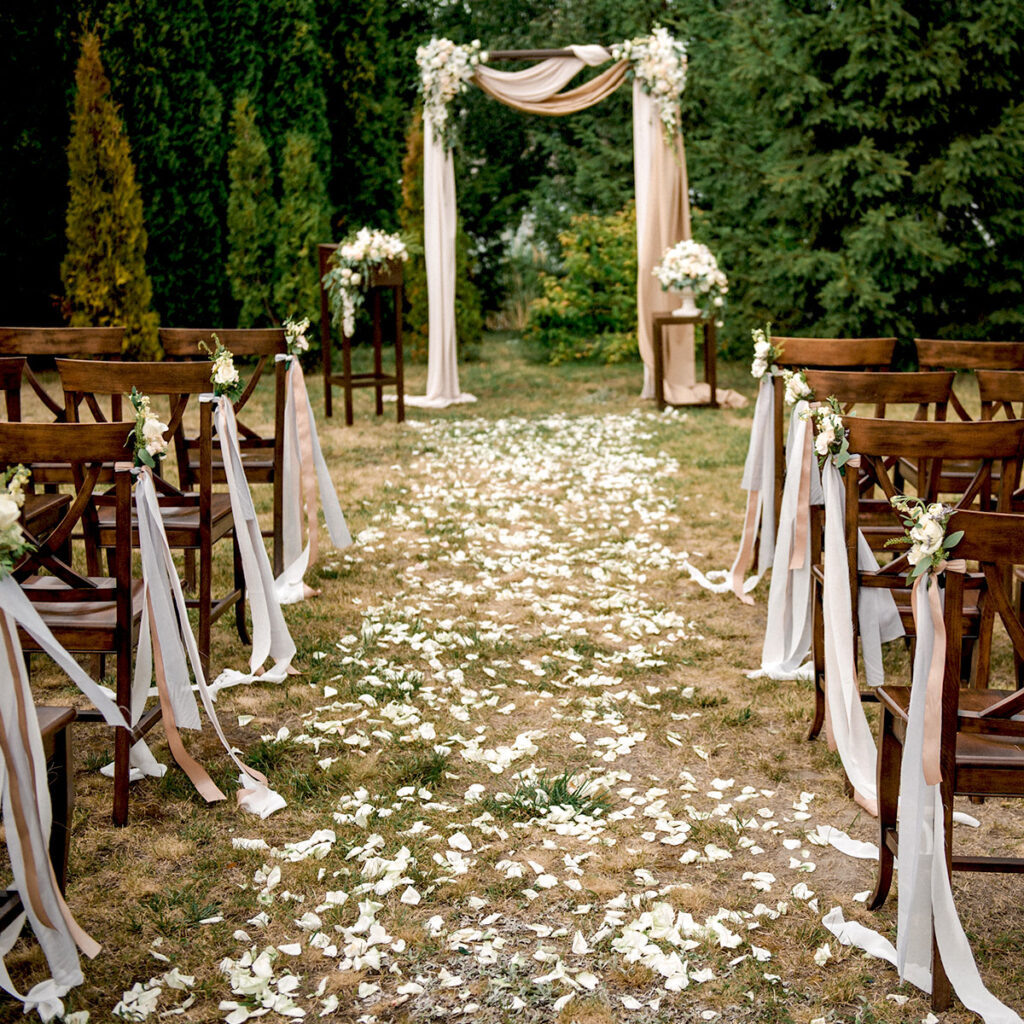 petales fleurs allee ceremonie laique pittoresque
