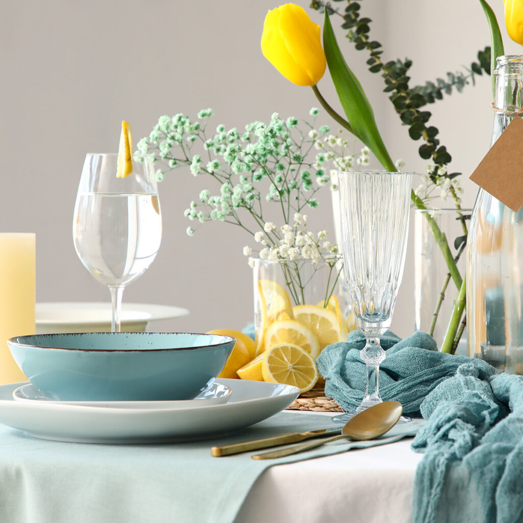 decoration table ronde harmonieuse bleu jaune