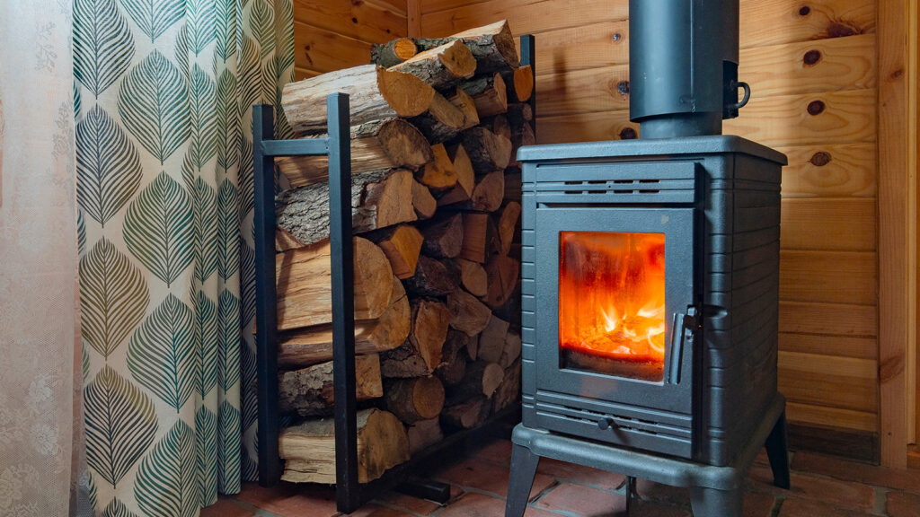 idees pour habiller mur poele bois