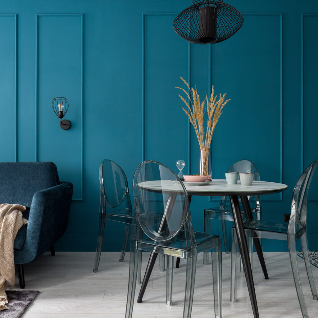 chaises plexiglass salle a manger chic