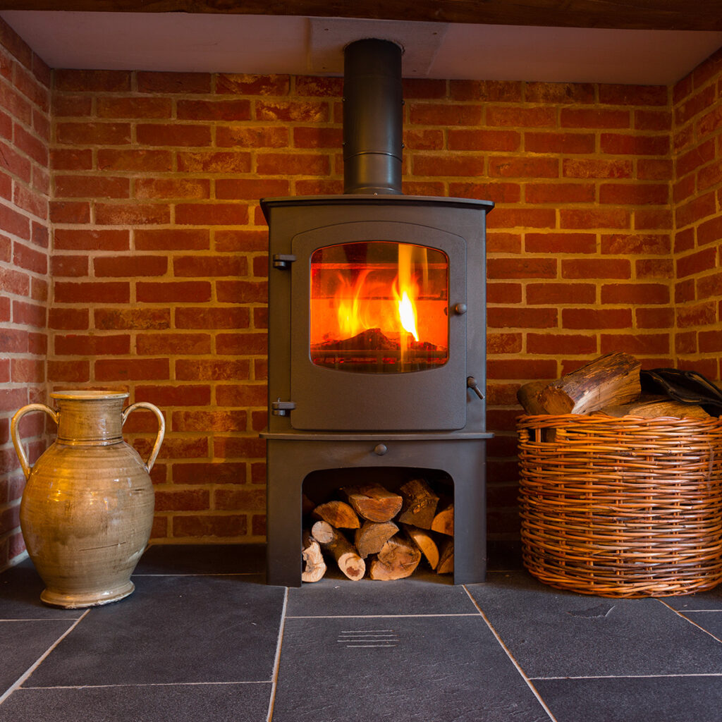 mur briques resistant derriere poele bois