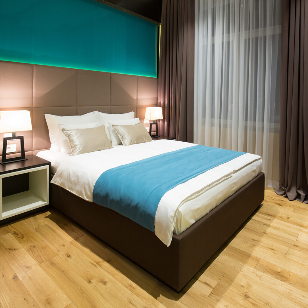 mur plexiglass bleu simili cuir chambre moderne