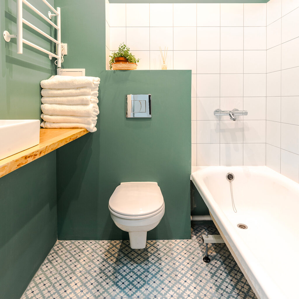 salle de bains harmonieuse vert sauge