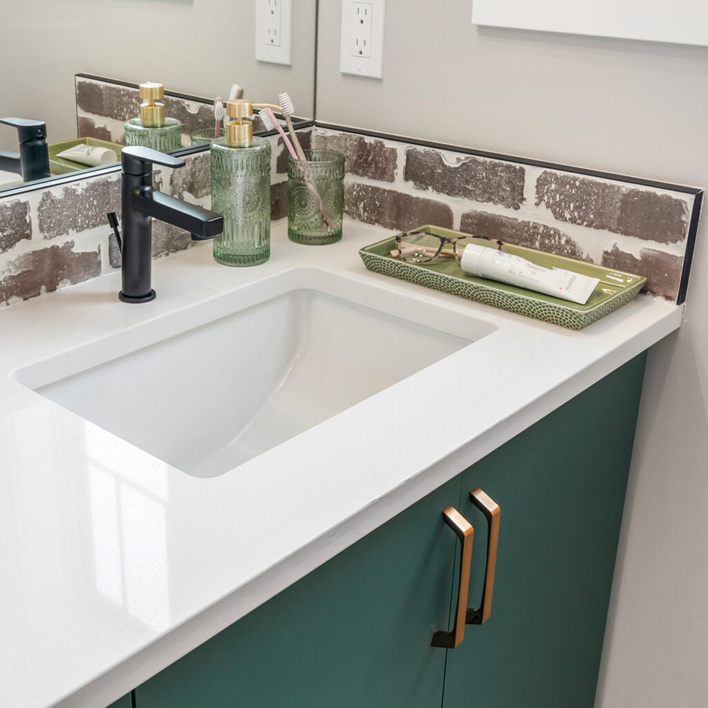 accessoires verts decoration salle de bains