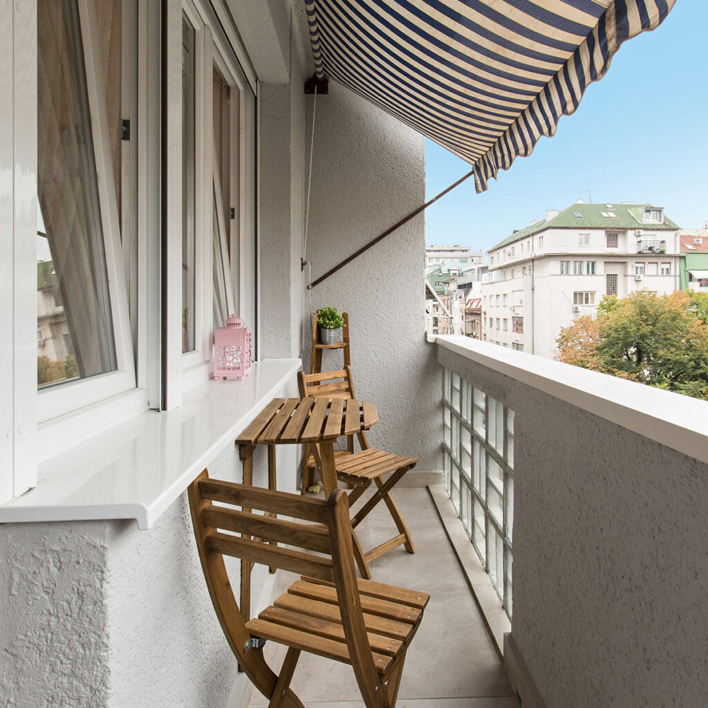murs gris clairs agrandissement petit balcon