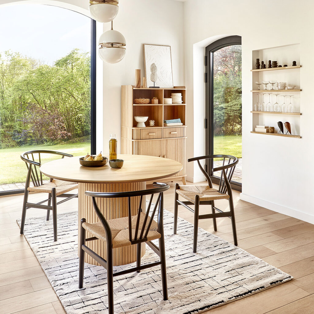 espace minimal autour table ronde