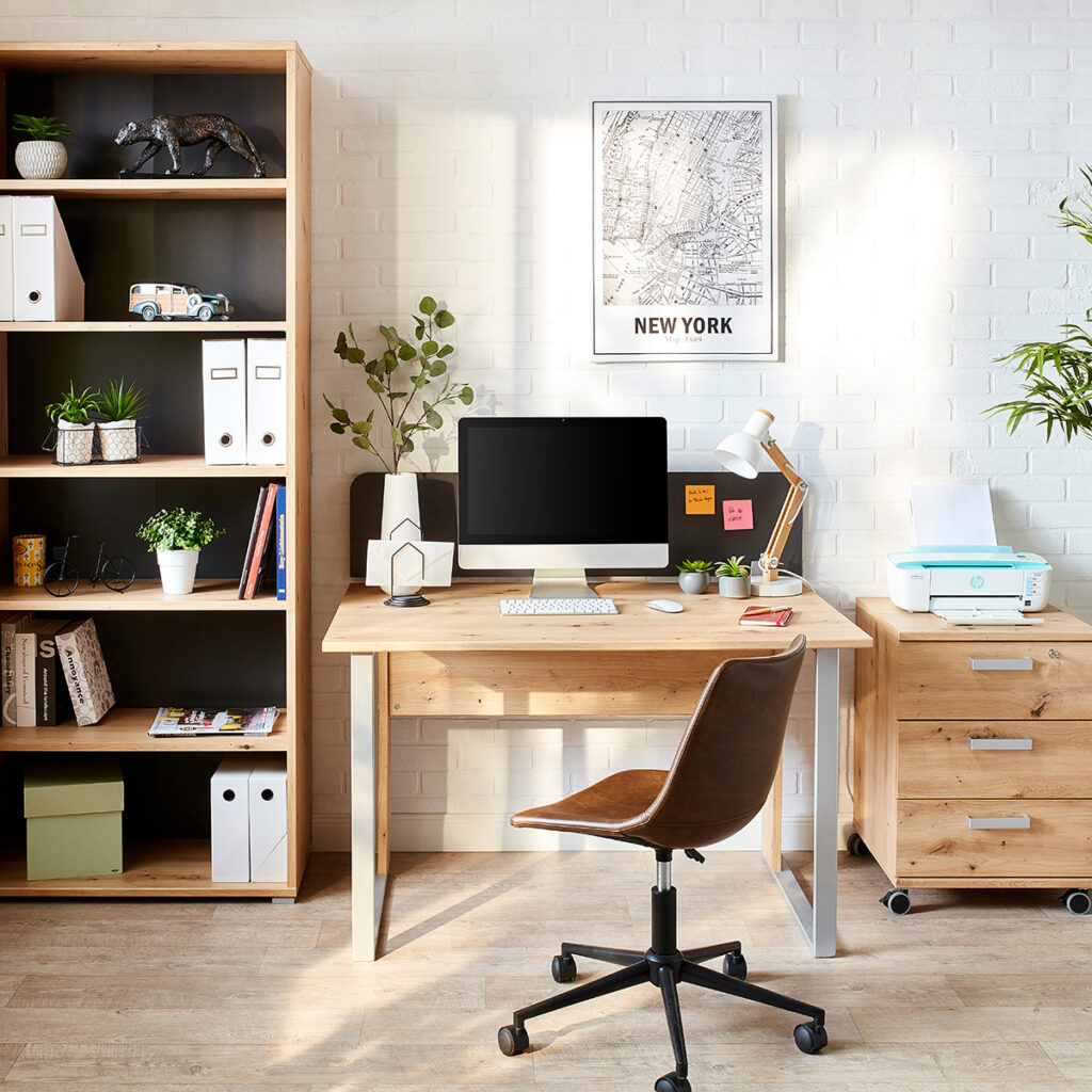 bureau bois clair mur blanc