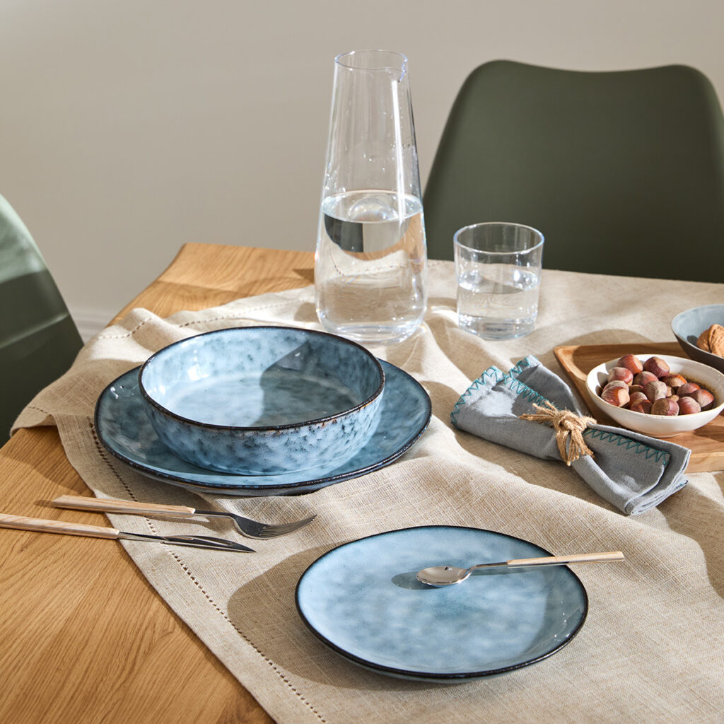 vaisselle bleue clair decoration scandinave