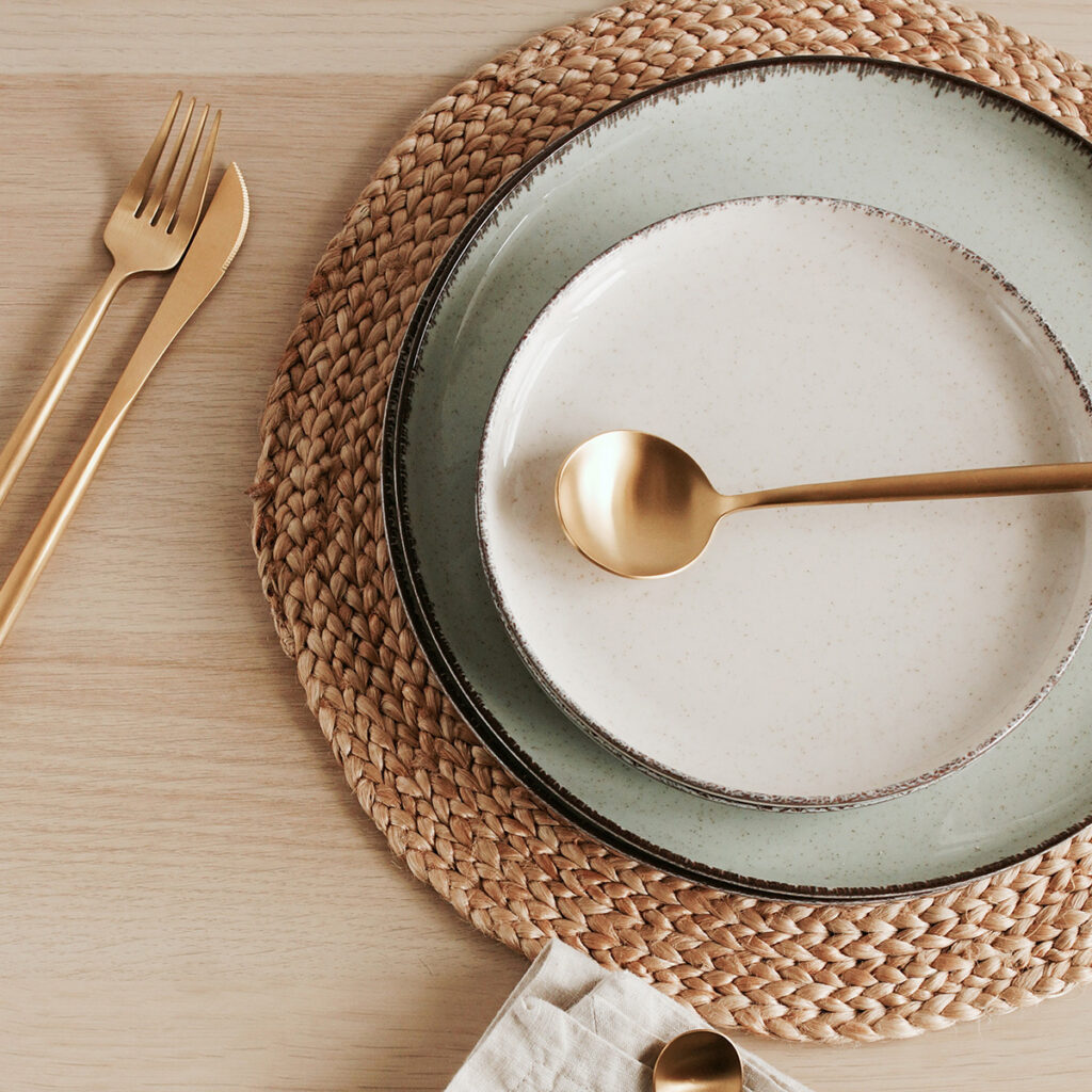 vaisselle contrastee decoration table scandinave