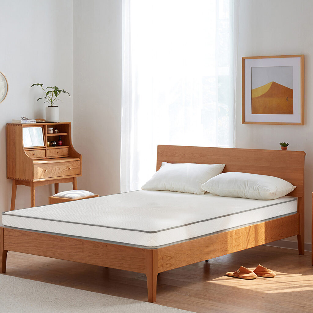 lit bois rideaux blanc chambre lumineuse