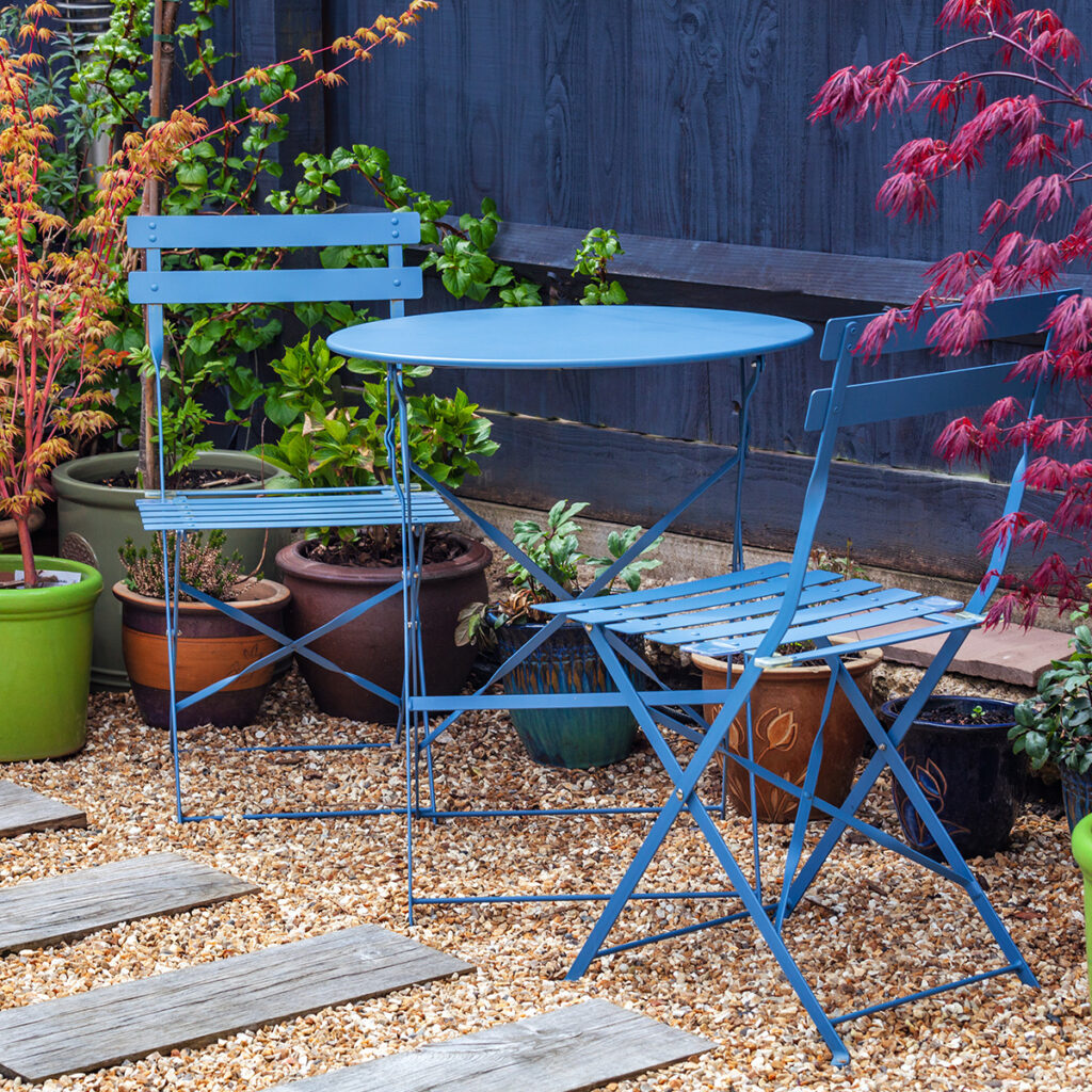petit salon de jardin compact bleu style bistro